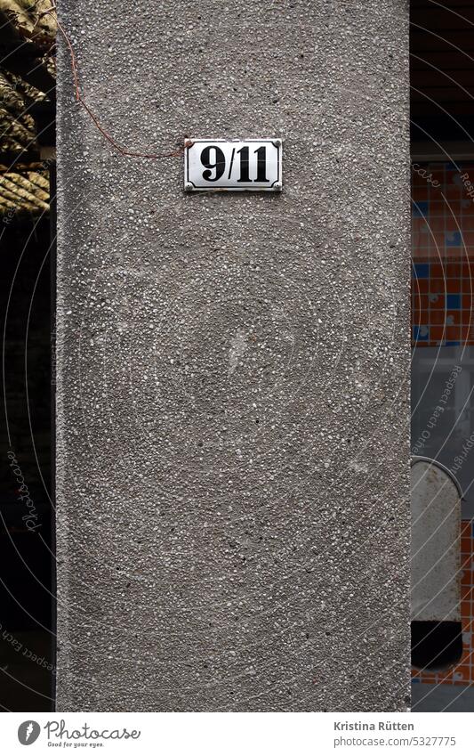 9/11 neun elf hausnummer zahl wand fassade draußen zeichen schild gebäude anschrift adresse kennzeichnung orientierung immobilie emaille datum bedeutung