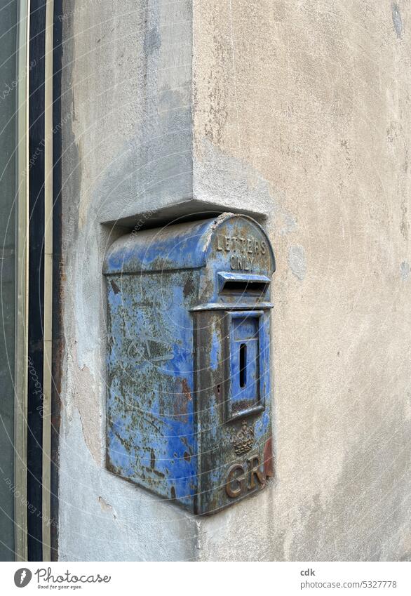 Letters | blauer, rostiger Briefkasten an einem Ladengeschäft | antike Schönheit. Briefkastenschlitz Post Kommunizieren Menschenleer Wand Postkarte Tag