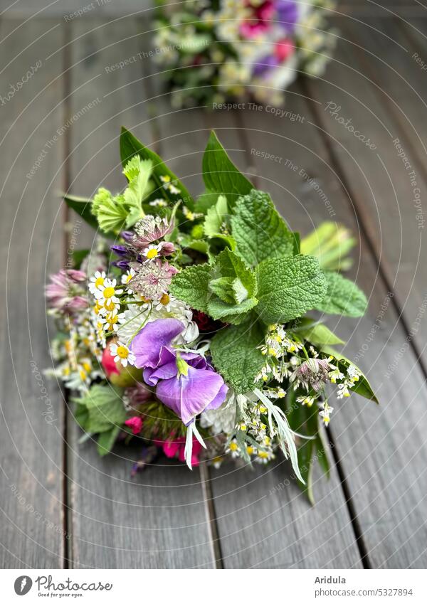 Zwei frisch gebundene Blumensträuße liegen auf einem Holztisch Blumenstrauß Strauß Frühling Blüte Geschenk Dekoration & Verzierung Flora schön Hintergrund