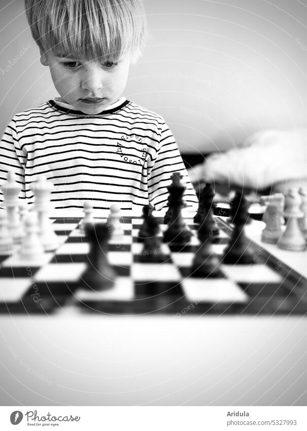 Gegenüberstellung | Der Meister und sein Endgegner Kindheit Schach Schachspiel Schachbrett Schachspieler Schachfigur Spielfigur Spielen weiß schwarz Brettspiel