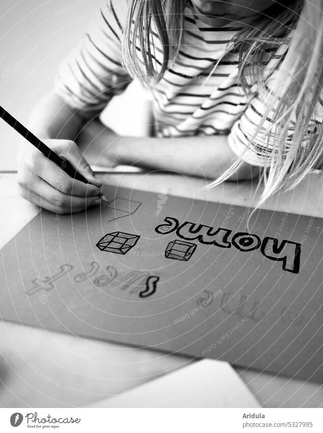 „home sweet home“ | Kind sitzt am Tisch und schreibt und zeichnet s/w No. 2 zeichnen schreiben Kreativität Stift Hand Zettel zuhause Papier Kindheit lernen