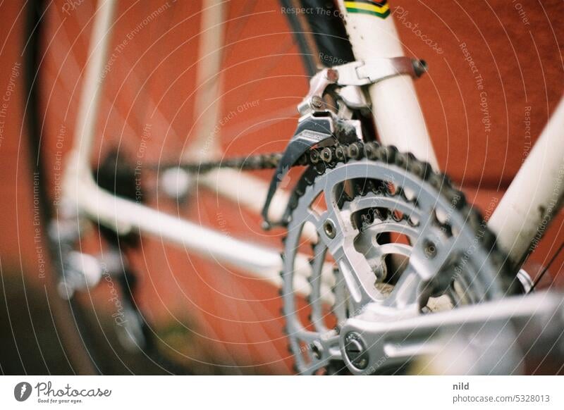 Weisser Vintage Renner auf rotem Grund – Detail 2 Rennrad Fahrrad retro Lifestyle sportlich Außenaufnahme Mobilität Sport Farbfoto Freizeit & Hobby