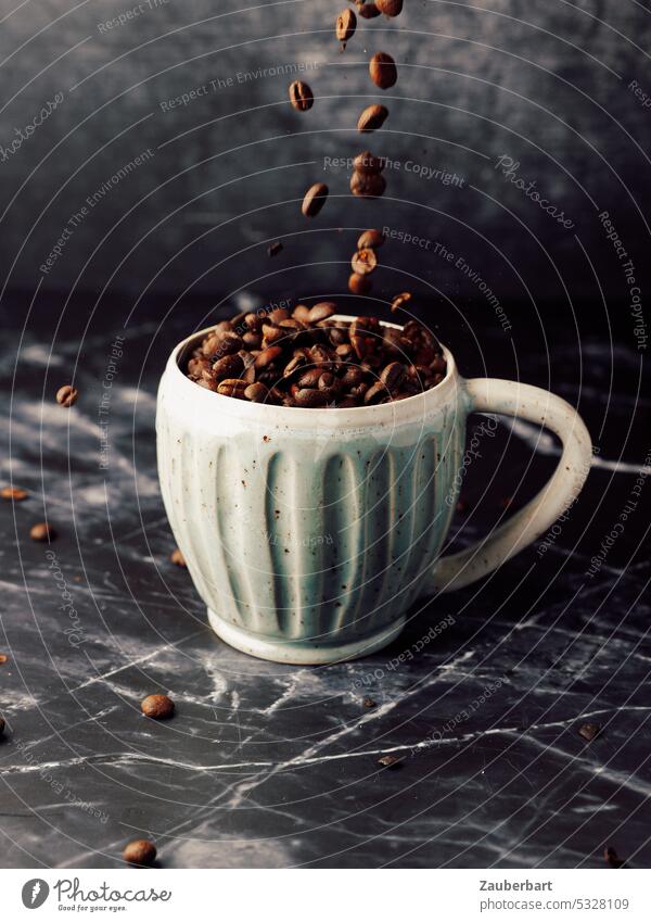 Kaffeebohnen fallen in eine Keramiktasse fliegen rieseln Stillleben töpfern töpferei Handwerk Kreativität Töpferwaren Töpfern Kunsthandwerk Ton Nuss nüsse