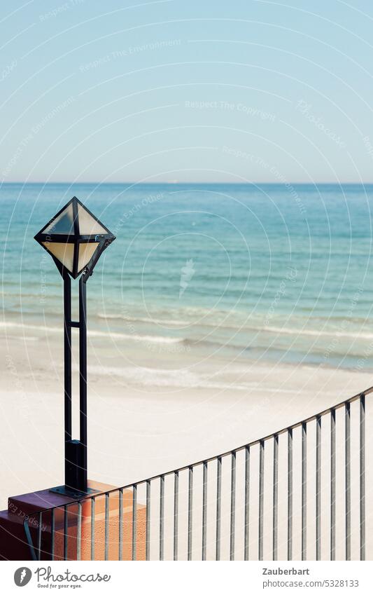 Blick auf Meer und Strand der Ostsee, im Vordergrund Laterne minimal minimalistisch Himmel Wasser blau leer Küste Urlaub Wochenende Ferien & Urlaub & Reisen