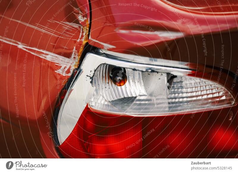 Rücklicht, Beule und Schramme in rot Auto rücklicht beule schramme blech schaden blechschaden unfall pkw individualverkehr Fahrzeug Versicherung Kollision