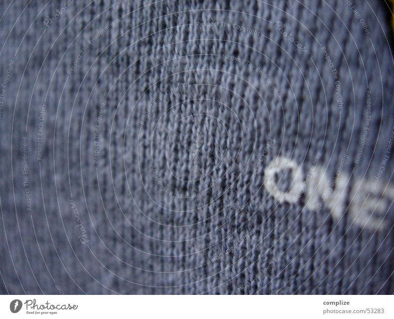 one Pullover 1 Buchstaben Stoff Ziffern & Zahlen grau weiß Englisch Aufdruck Wort Schriftzeichen Druck Kreis Sprache drucken gedruckt Makroaufnahme