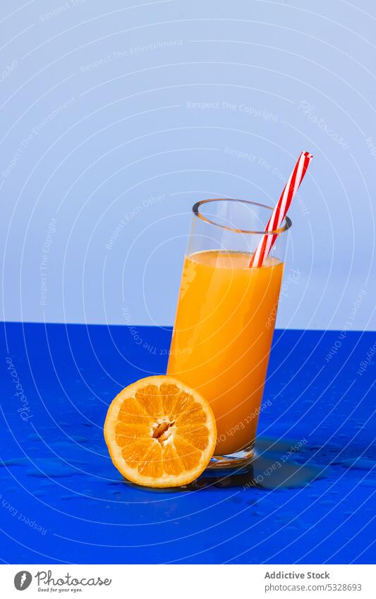 Glas Cocktail mit Orangenscheibe Saft orange frisch trinken Erfrischung Scheibe Frucht Zitrusfrüchte Getränk Gesundheit dienen geschmackvoll lecker organisch