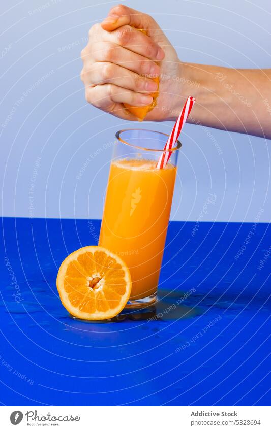 Kropfträger mit Glas Orangensaft Saft orange Cocktail Person trinken Erfrischung Scheibe drücken Zitrusfrüchte Tasse lecker natürlich liquide Gesundheit Getränk