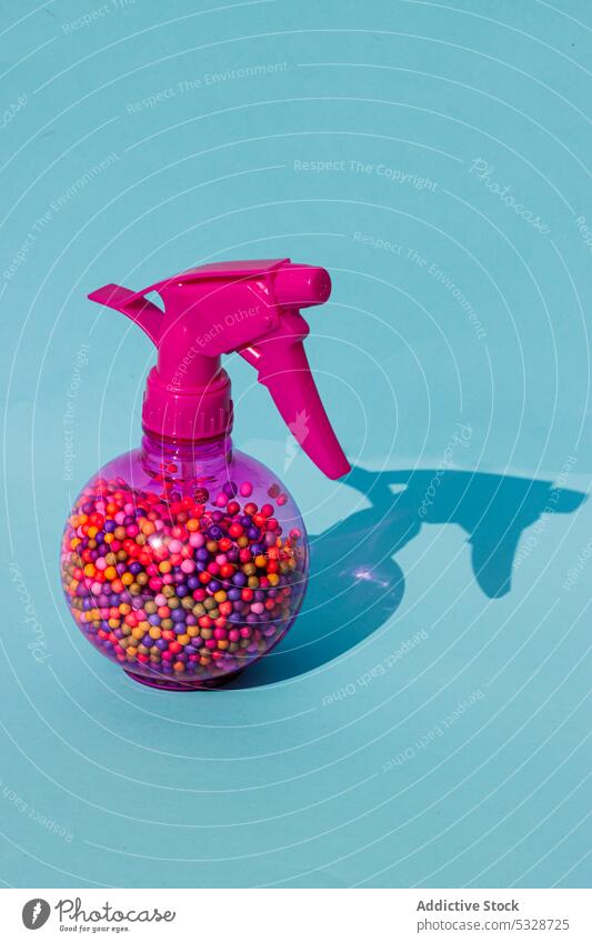 Kunststoff-Sprühflasche mit bunten Kugeln Sprühgerät Zerstäuber Flasche Ball farbenfroh Werkzeug lebhaft mehrfarbig Container Schatten kreativ hell Objekt blau