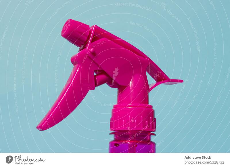 Rosa Zerstäuber auf blauem Hintergrund Spray Kunststoff Werkzeug rosa Gerät Flasche Hygiene Objekt Detailaufnahme einfach kreativ Reflexion & Spiegelung hell