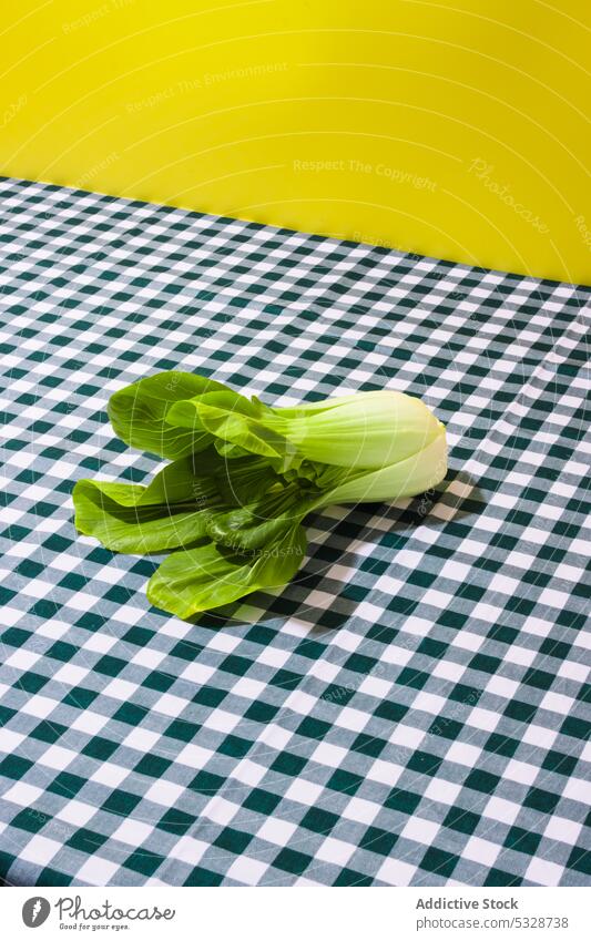 Bok choy-Kohl auf dem Tisch Bok Choi frisch Kohlgewächse Tischwäsche Lebensmittel Gemüse organisch farbenfroh Gesundheit Vegetarier Diät natürlich Bestandteil