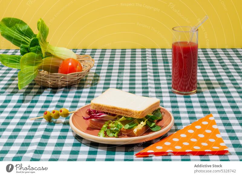 Leckerer Smoothie und gesundes Sandwich auf kariertem Tischtuch Belegtes Brot Salatbeilage Tomate Saft gesunde Ernährung Erfrischung Gesundheit Lebensmittel