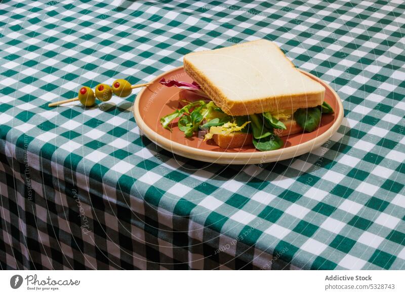 Leckeres Sandwich mit frischem Salat und Oliven Belegtes Brot Vegetarier Lebensmittel oliv Mahlzeit Tisch dienen Gesundheit Teller Gemüse lecker Küche