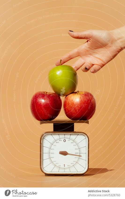 Erntefrau wiegt frische Äpfel auf einer Waage Frau Hand Apfel Skala Gewicht Konzept Frucht Diät Gesundheit Gleichgewicht gesunde Ernährung Vitamin Lebensmittel