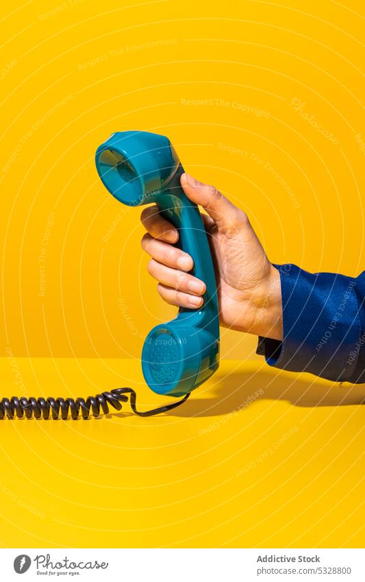 Telefonierende Person auf dem Tisch Mobilteil retro ruhend Notebook Veranstalter aufhängen Anruf Kommunizieren Anschluss Draht Linie Gerät Apparatur Nostalgie