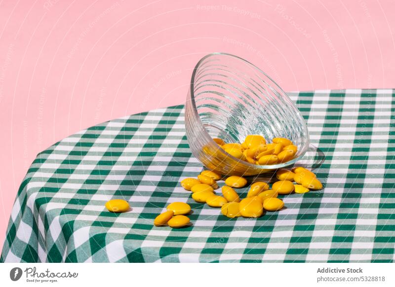 Glasschale mit gelben Lupinenbohnen Schalen & Schüsseln Bohne Lebensmittel frisch Samen hell organisch Tisch durchsichtig Produkt natürlich sehr wenige