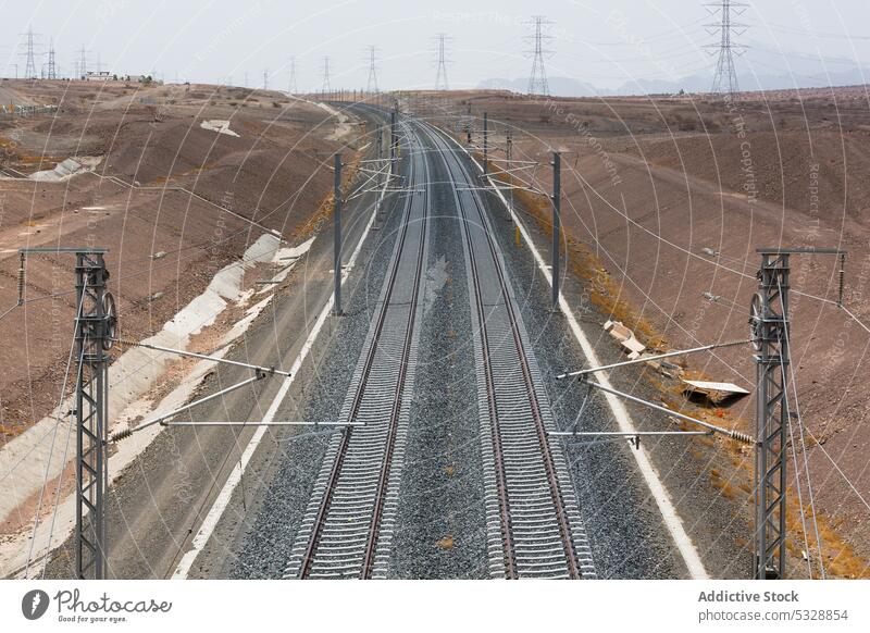Doppelspurige Gleise mit Stromleitungen Eisenbahn Geschwindigkeit Bewegung Bahn Verkehr Landschaft Infrastruktur Durchgang Route Gelände Zug Natur Gras Weg