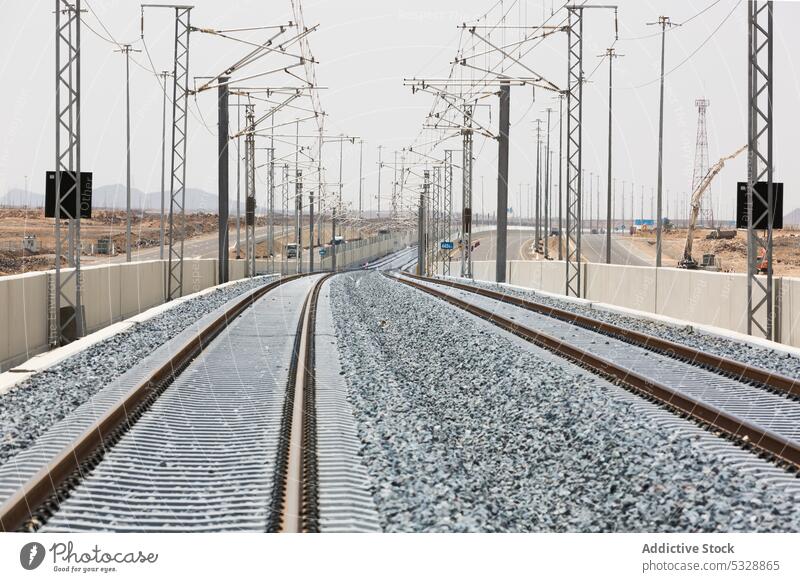 Eisenbahnlinie mit Stromleitungen im Bau im Sommer Mast elektrisch Umwelt Linie Entwicklung industriell Bahn Konstruktion parallel Infrastruktur Gelände
