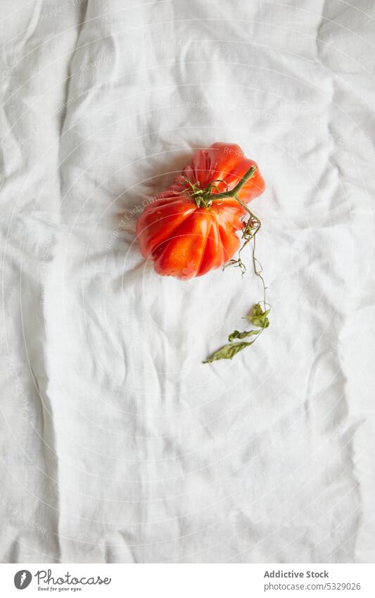 Frische reife Fleischtomaten auf weißer Kleidung Tomate rot frisch roh Blatt Ast Gemüse Gewebe Vorbau natürlich Lebensmittel lecker Gesundheit geschmackvoll rau