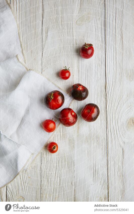 Reife Kirschtomaten auf Holztisch Tomate rot Tisch frisch reif roh Kirsche Gewebe natürlich Lebensmittel lecker Gesundheit geschmackvoll Vitamin Ernte Ernährung