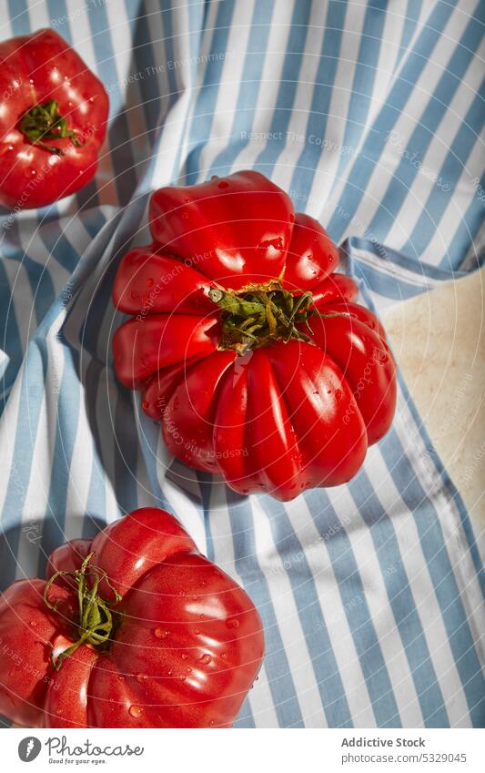 Reife Tomaten auf einem Tischtuch über einer ebenen Fläche rot frisch kariert reif Gesundheit Tischwäsche geschmackvoll Gemüse organisch Bestandteil natürlich