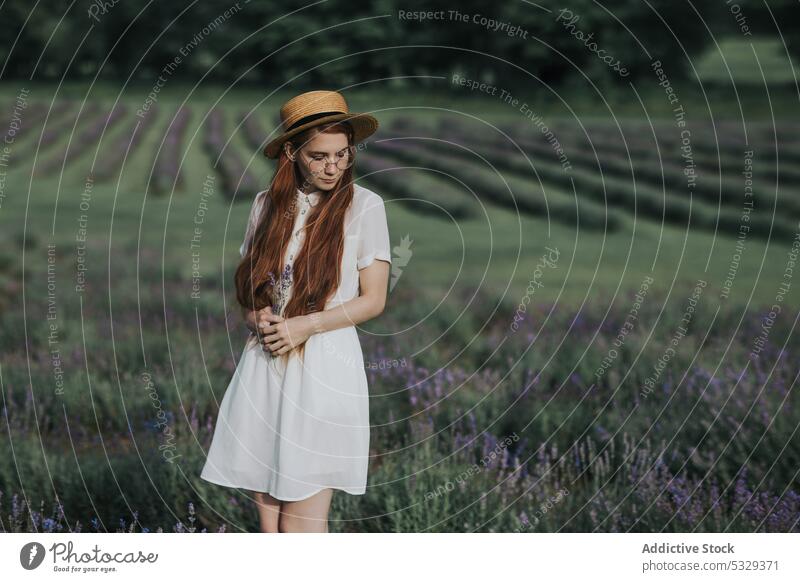 Frau mit Blumen in einem Feld auf dem Land Natur Lavendel Wiese Blüte Blütezeit Landschaft rote Haare Brille Kleid Augen geschlossen jung elegant weißes Kleid