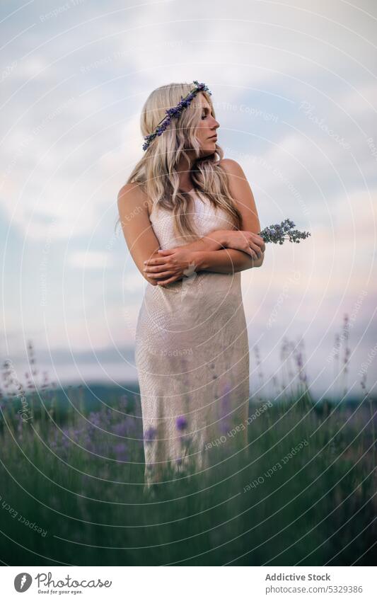 Frau im Lavendelfeld stehend Feld Natur Blume Blütezeit blond genießen Sonnenuntergang geblümt Wiese Augen geschlossen Sommer Harmonie Kleid