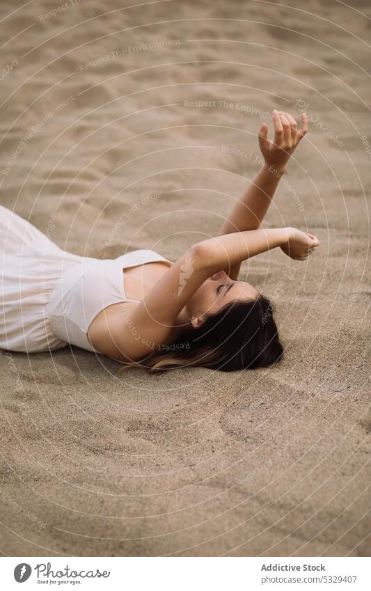 Frau ruht sich bei trübem Wetter am Strand aus Sand ruhen Kälte Sommer trist sinnlich träumen Angebot sanft Deckblatt Sonnenkleid Model Tourismus Reise Urlaub