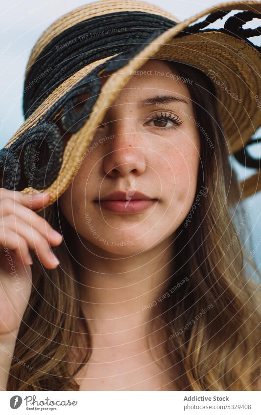Frau versteckt Gesicht hinter Sonnenhut Model Strohhut Deckblatt Tierhaut ruhen Sommer Urlaub Porträt reisen Tourismus Ausflug Reise Feiertag Wochenende