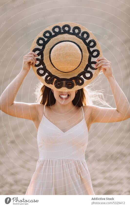 Frau bedeckt Gesicht mit Hut am Strand Tourist Sand Sonnenhut sich[Akk] entspannen Deckblatt Tierhaut Sommer Model reisen Ausflug Reise Urlaub Feiertag