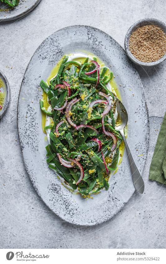 Gesunder Salat mit frischen Kräutern und Zwiebeln auf dem Tisch Salatbeilage Vegetarier Erdöl grün Scheibe dienen Teller Zitrone Speise Lebensmittel Mittagessen