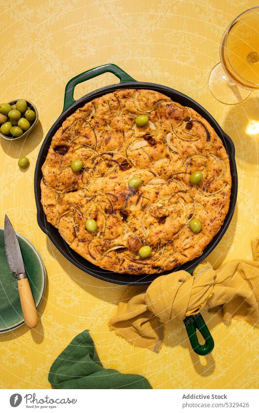 Leckeres Focaccia-Brot in der Pfanne und auf dem Tisch serviert lecker Lebensmittel Schalen & Schüsseln Liebling oliv Tradition Küche Mahlzeit frisch dienen