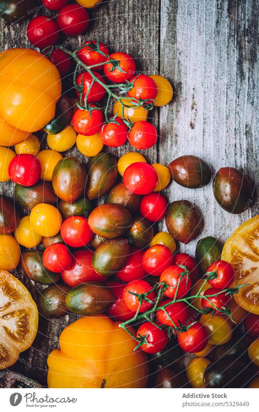Gemischte reife Tomaten auf einem Holztisch Hintergrund Gemüse frisch verschiedene Ernte farbenfroh Lebensmittel sortiert hölzern Vitamin organisch Gesundheit