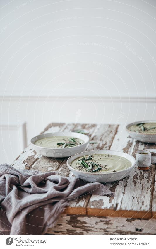 Servierter Tisch mit Schalen von Cremesuppe Suppe Schalen & Schüsseln Sahne Samen gesunde Ernährung dienen Lebensmittel Rahmsuppe Salbei gesunde Suppe