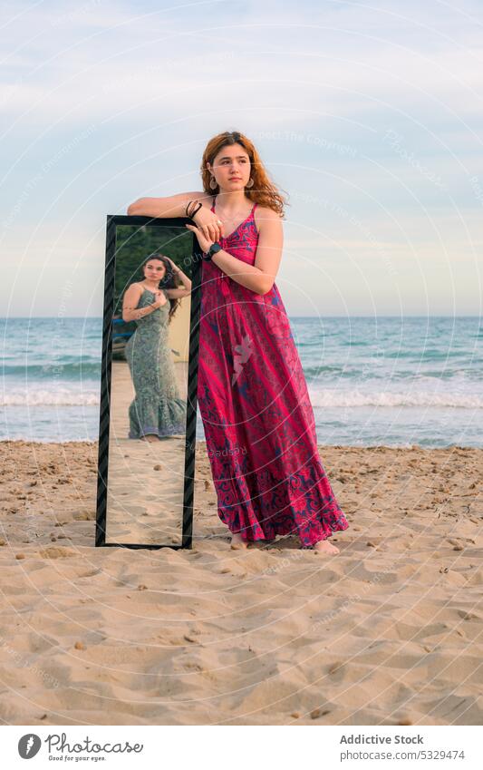 Frau in langem Kleid mit Spiegel am Strand Frauen MEER Freundin Sommer winken Reflexion & Spiegelung Outfit Meer Partnerschaft jung Sand Wasser feminin