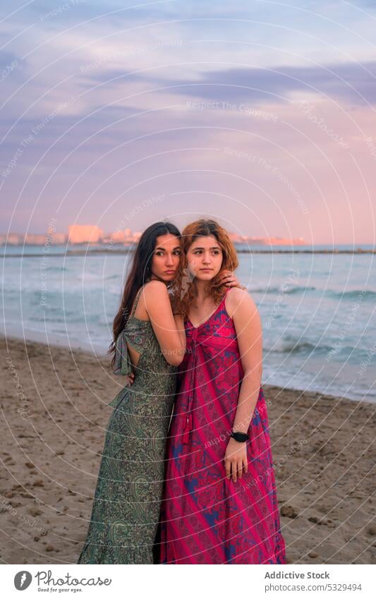 Verträumte Frauen umarmen sich am Strand im Licht des Sonnenuntergangs Umarmung Freund MEER Sommer Abend Urlaub Sand Küste Ufer Freundschaft Meer besinnlich