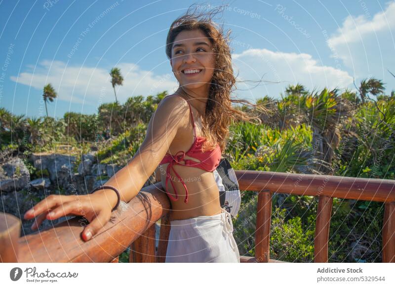 Lächelnde Frau am Geländer stehend ruhen Reling fettarm sich[Akk] entspannen Glück Urlaub Resort Feiertag heiter tropisch Sommer Freude positiv jung