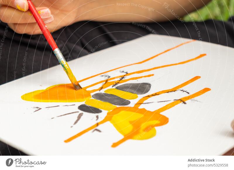 Crop Artist Malerei auf Papier Farbe Bürste Künstler Fähigkeit Talent Hobby Wasserfarbe Anstreicher zeichnen Arbeit Prozess gelb Pinselblume kreativ Kunst