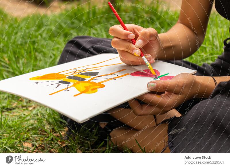 Crop Artist Malerei auf Papier Farbe Schmetterling Bürste Künstler Fähigkeit Talent Hobby Wasserfarbe Anstreicher zeichnen Arbeit Prozess grün Pinselblume