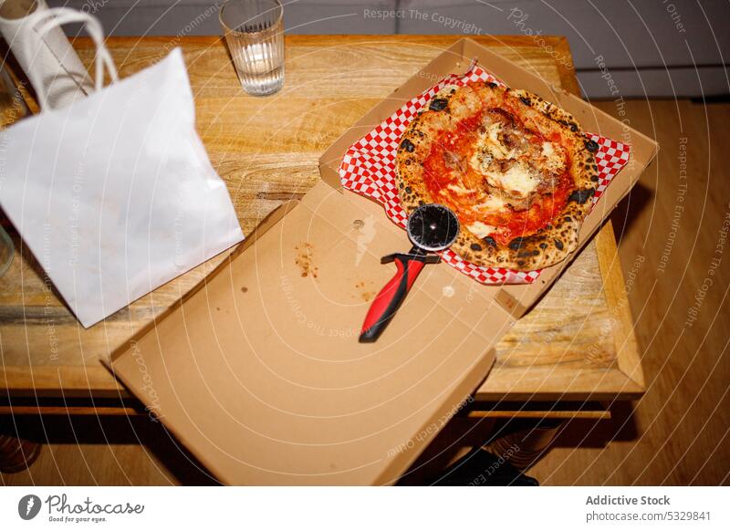 Leckere Pizza mit Tomaten und Käse im Karton gebacken lecker Lebensmittel Mahlzeit Knusprig Italienisch Fastfood Kruste geschmackvoll Kasten appetitlich