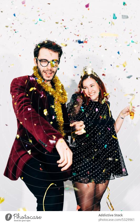 Fröhliche Freunde in stilvoller Kleidung bei der Neujahrsfeier Party Konfetti Weihnachten stylisch Alkohol genießen festlich Porträt feiern Mann Frau trinken