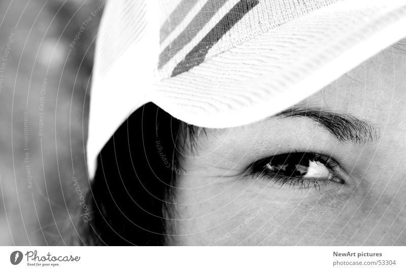 Auge Baseballmütze Hiphop Frau schwarz weiß Pupille Schwarzweißfoto b&w kappe Blick Haare & Frisuren perpektive Denken Nase Gesicht