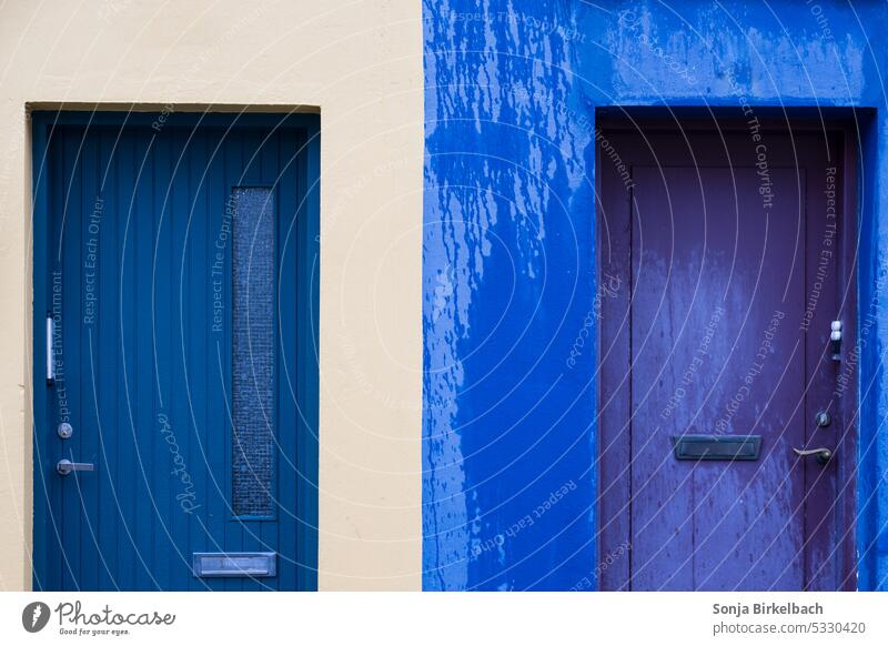 Alles blau :) Tür Haus Eingang farbig gemalt farbenfroh verwittert Stadt Großstadt purpur zwei retro altehrwürdig Grunge hell Malerei Farbe