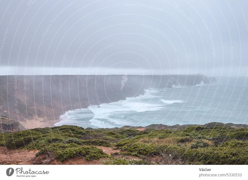 Stürmisches Wetter über den felsigen Klippen der südwestportugiesischen Algarve-Region. Die Kraft des Ozeans. Wanderung auf dem Fischerpfad, Rota Vicentina