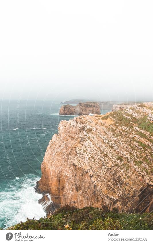 Kap Cabo de Sao Vicente im Südwesten Portugals in der Region Algarve. Blick auf die felsigen Klippen. Wanderung auf dem Fisherman Trail cape cabo de sao vicente