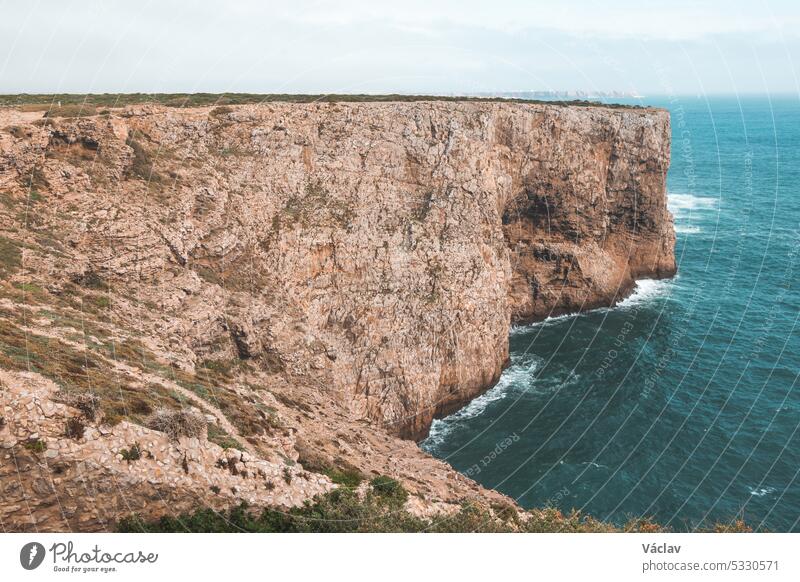 Kap Cabo de Sao Vicente im Südwesten Portugals in der Region Algarve. Blick auf die felsigen Klippen. Wanderung auf dem Fisherman Trail cape cabo de sao vicente
