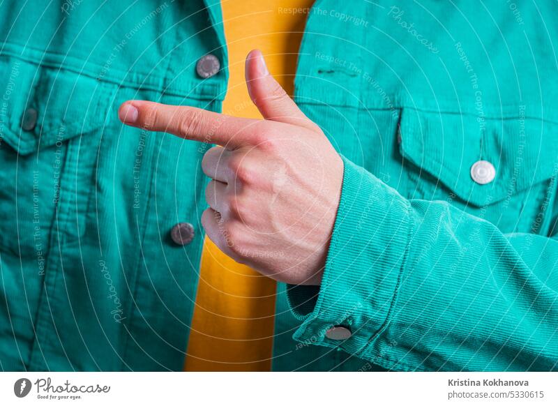 Hand eines Mannes, der etwas präsentiert, zeigt auf die linke Seite Erwachsener Inserat attraktiv Hintergrund Business Kaukasier selbstbewusst Kopie Finger