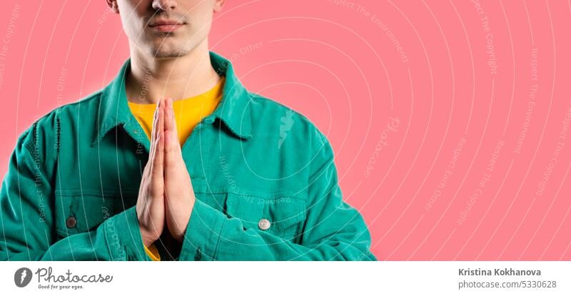 Hände des betenden Mannes, bittet auf rosa Hintergrund. Hoffnungsvolles Gebet bittet um Hilfe mit Glaube Gott Hilfsbereitschaft Religion jung Erwachsener Person