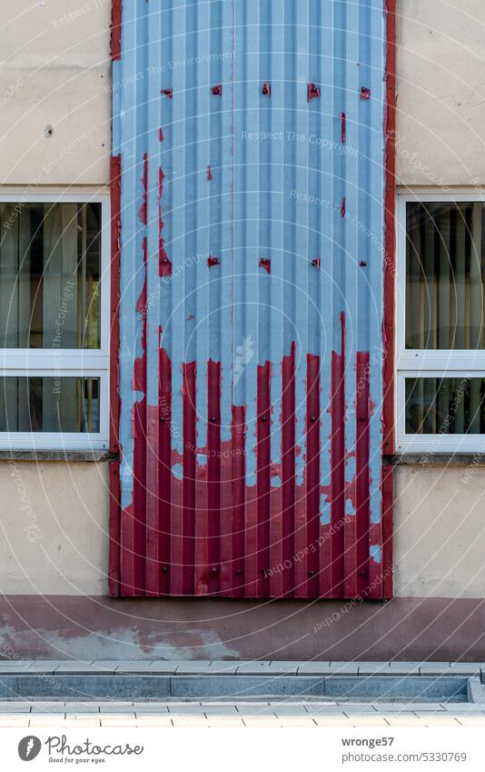 !trash! 2023 | sanierungsbedürftig Thementag Fassade Fassadengestaltung trashig Menschenleer Farbfoto Außenaufnahme Wohnblock abblätternde Farbe