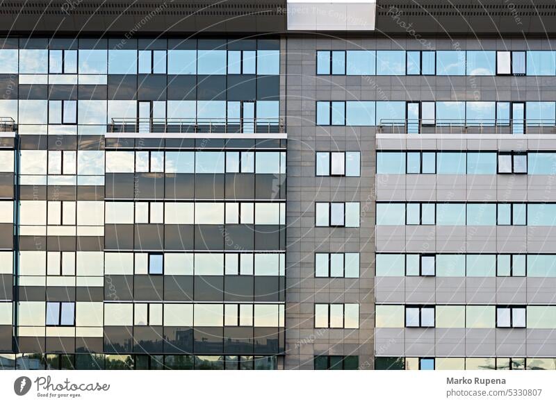 Fenster im modernen Geschäftshaus Konstruktion Business Büro Muster Gebäude Architektur urban Design Fassade Struktur Unternehmen Glas geometrisch Außenseite